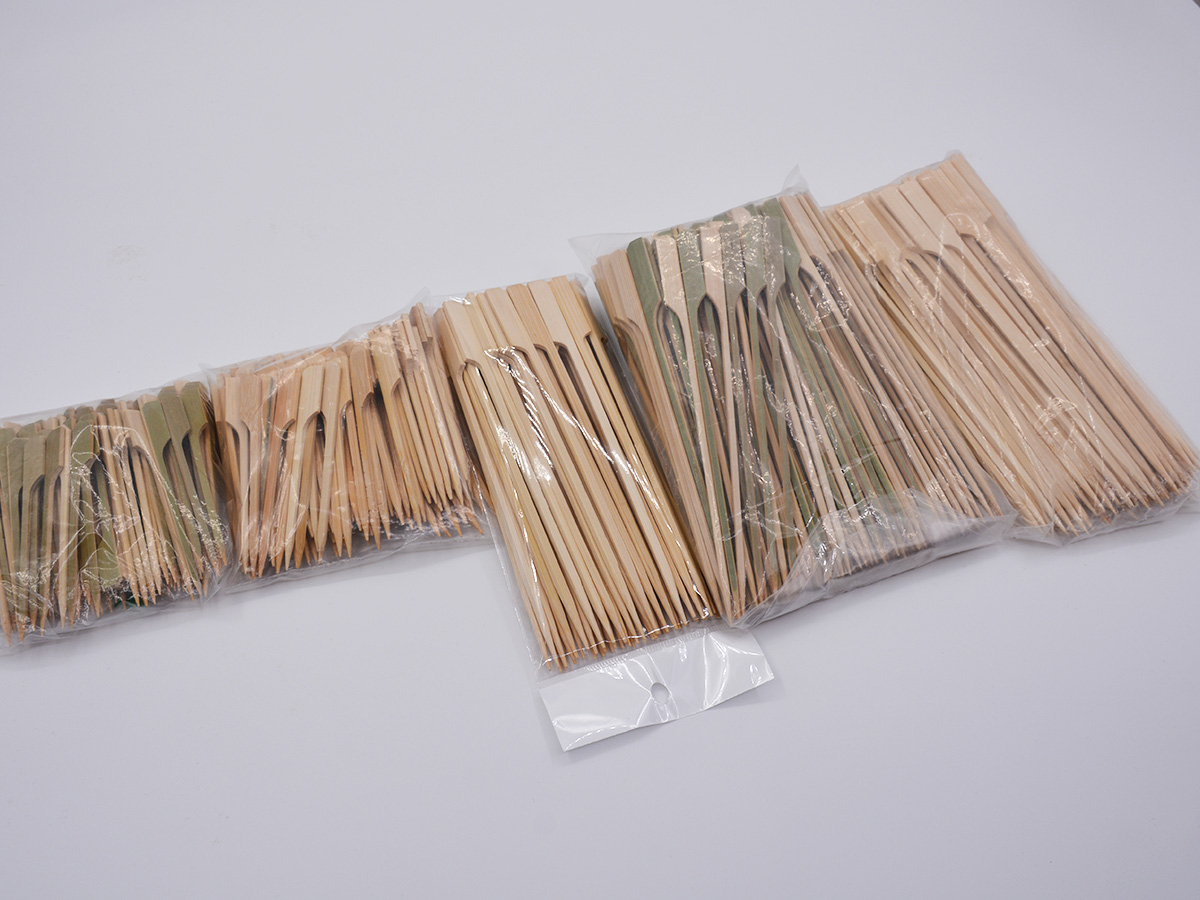 There are some differences between teppo and bamboo skewers in terms of definition shape and use