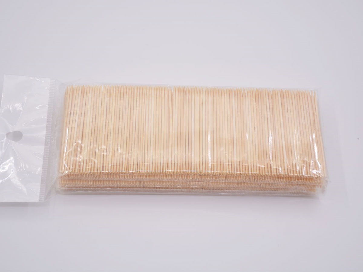 Toothpicks are used to remove food residues from teeth and pick up appetizers or other Dim sum