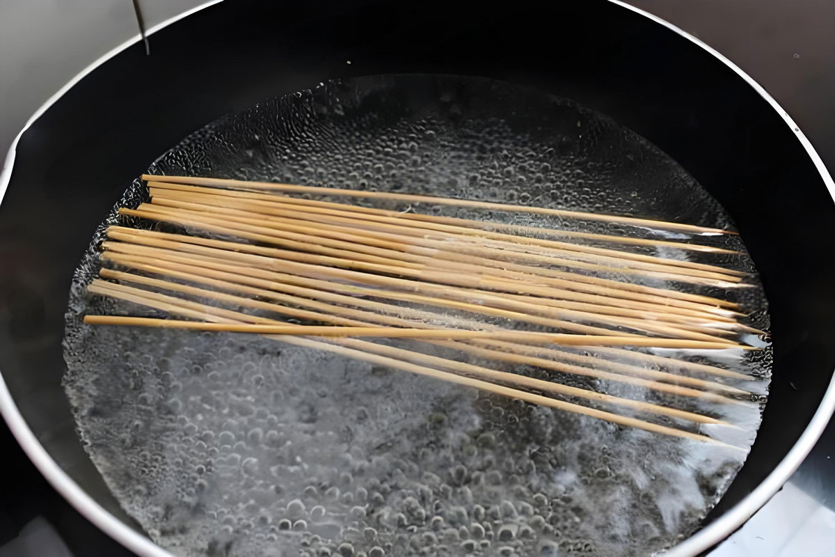 Are you supposed to soak bamboo skewers