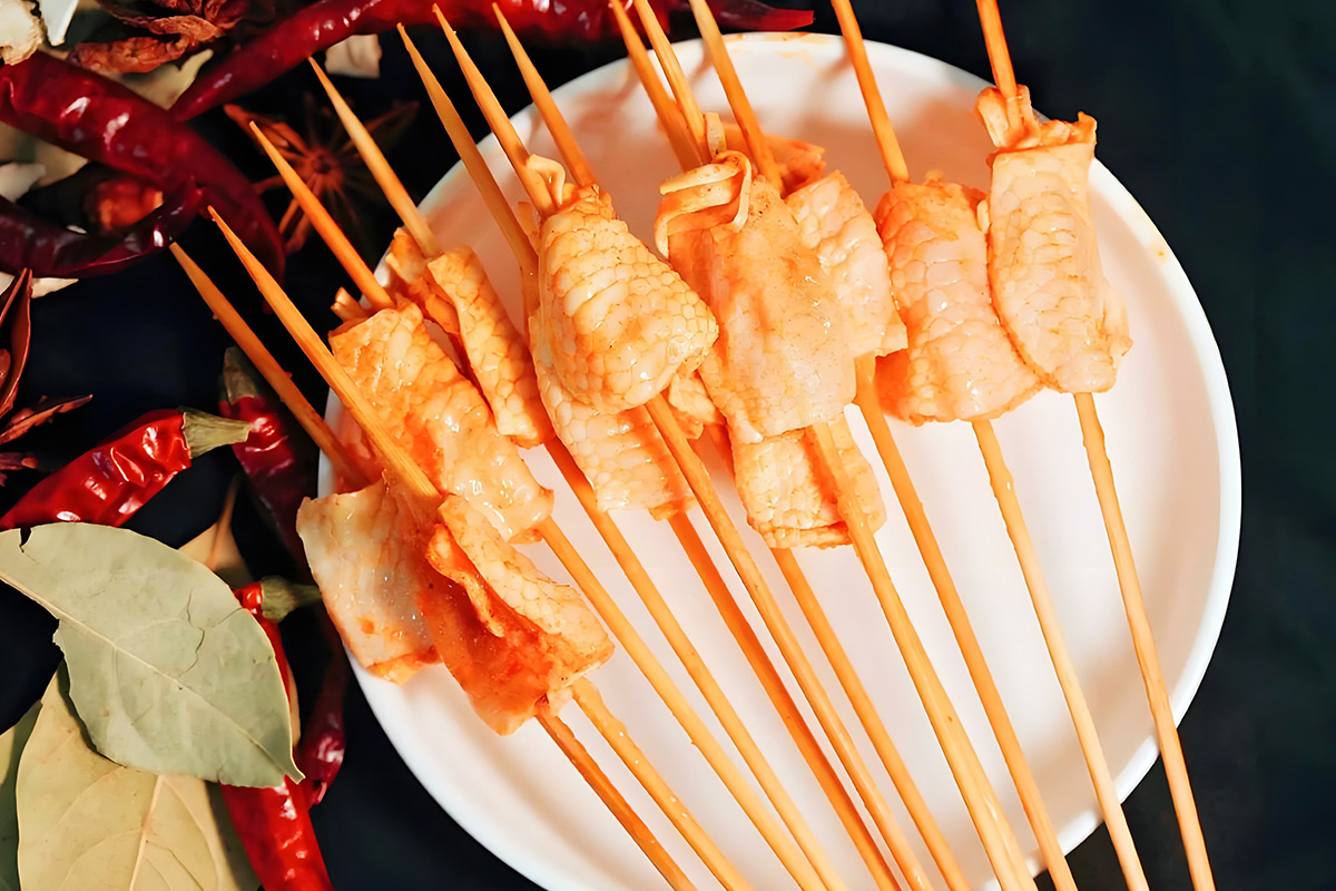 What are the functions of bamboo skewers in food preparation and consumption