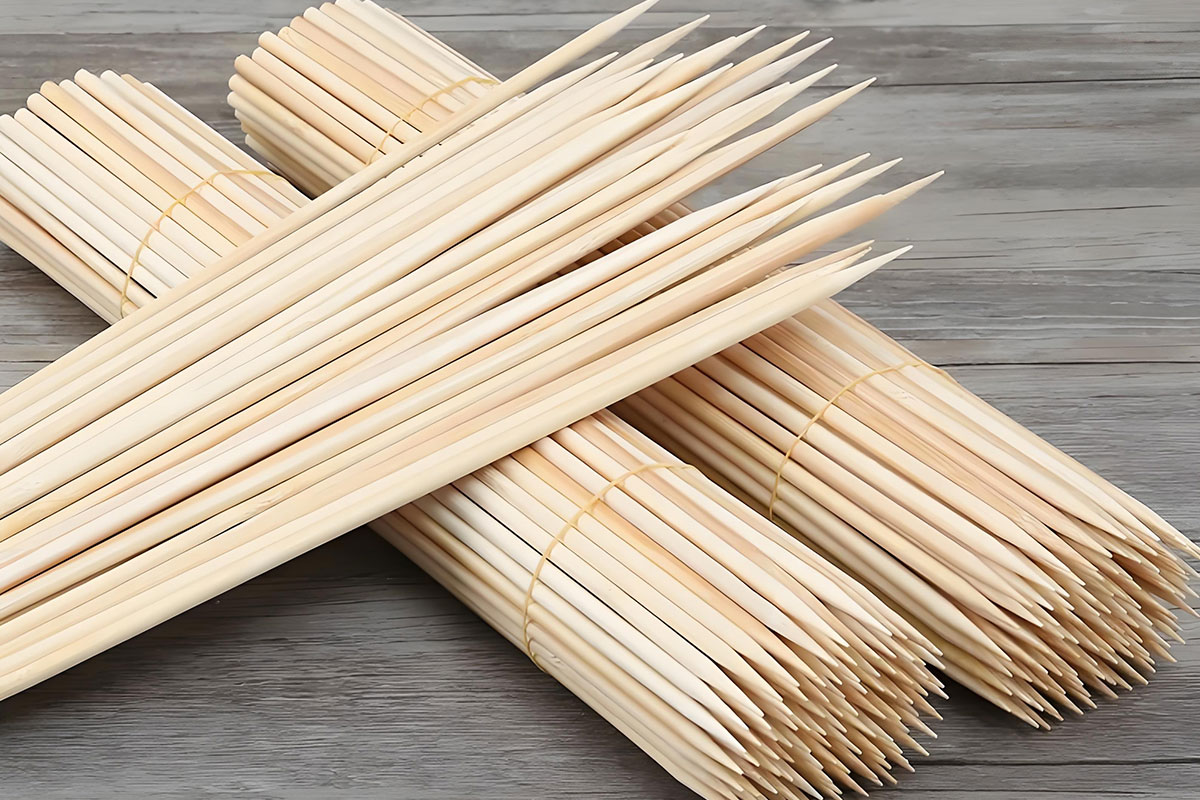 Soaking bamboo skewers before making barbecue is a recommended step