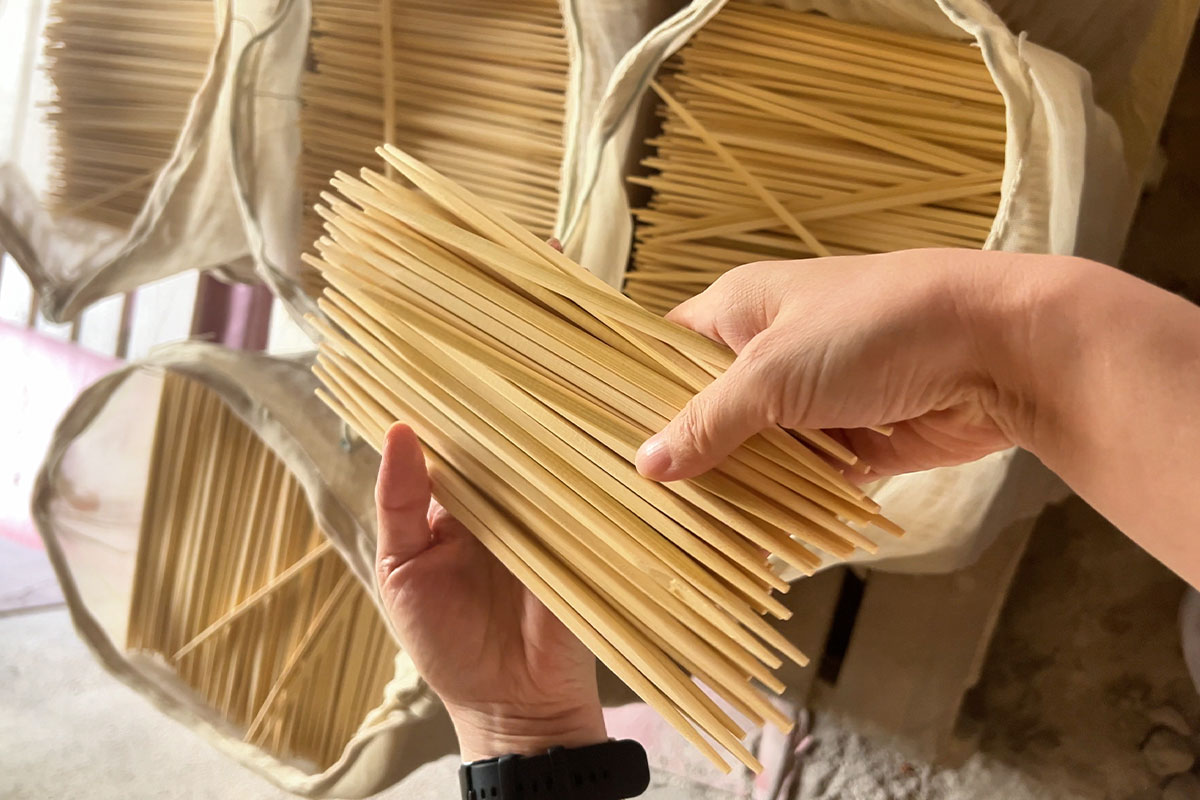 It is crucial to prepare high-quality raw materials for bamboo sticks in the process of producing and exporting bamboo chopsticks for foreign trade